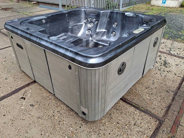 5 persoons jacuzzi en buitenspa - afbeelding 24 van  31