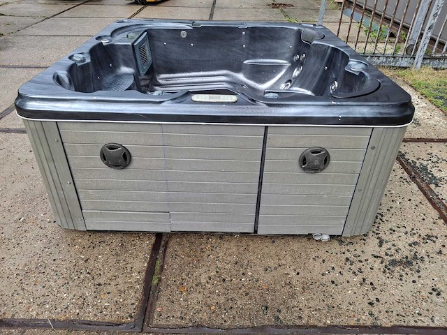 5 persoons jacuzzi en buitenspa - afbeelding 25 van  31