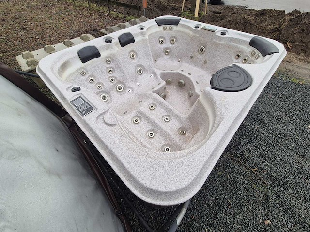 5 persoons jacuzzi en buitenspa - afbeelding 13 van  23