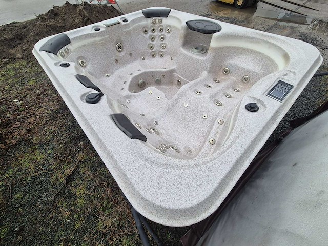 5 persoons jacuzzi en buitenspa - afbeelding 12 van  23