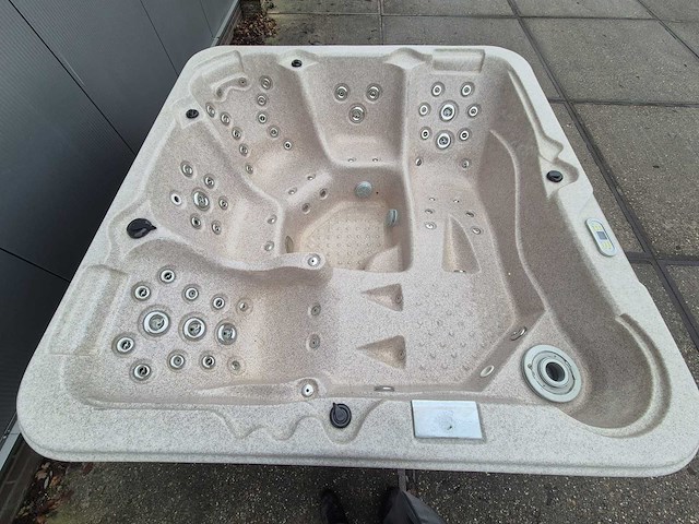 5 persoons jacuzzi en buitenspa - afbeelding 1 van  17