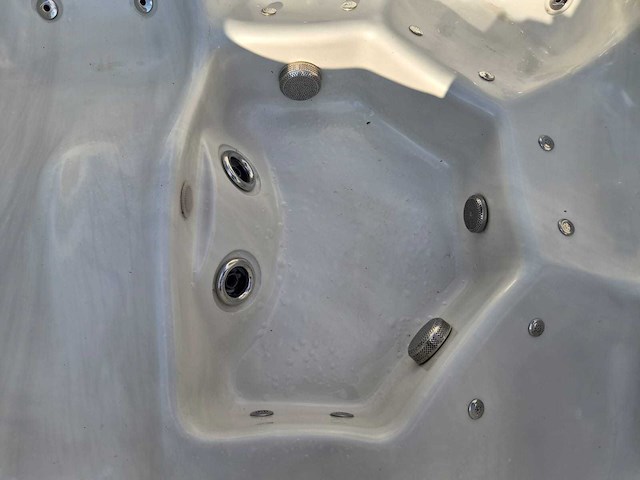 5 persoons jacuzzi en buitenspa - afbeelding 2 van  29