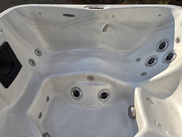 5 persoons jacuzzi en buitenspa - afbeelding 7 van  29