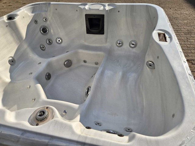 5 persoons jacuzzi en buitenspa - afbeelding 8 van  29