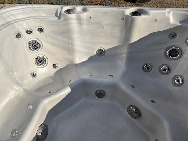 5 persoons jacuzzi en buitenspa - afbeelding 14 van  29