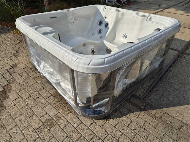 5 persoons jacuzzi en buitenspa - afbeelding 17 van  29