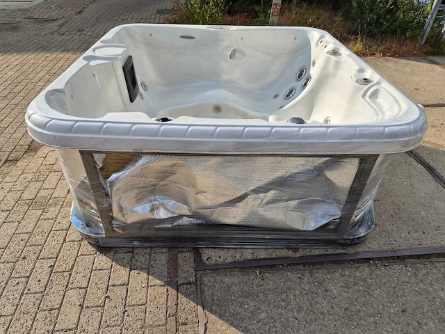 5 persoons jacuzzi en buitenspa - afbeelding 18 van  29