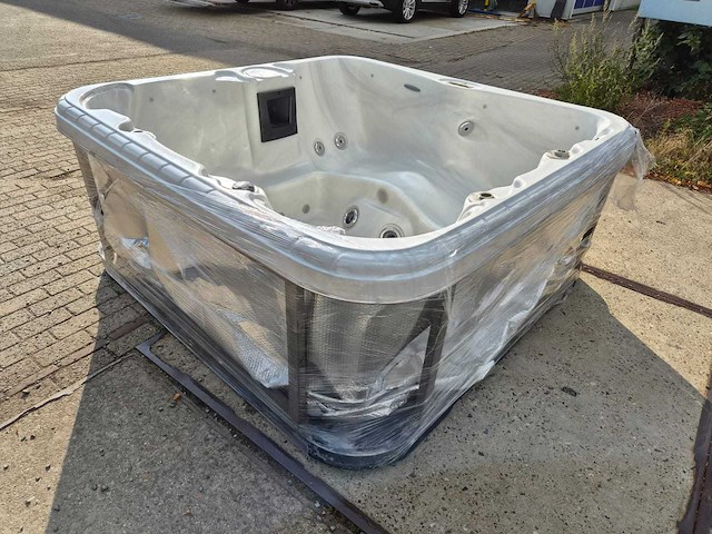 5 persoons jacuzzi en buitenspa - afbeelding 19 van  29