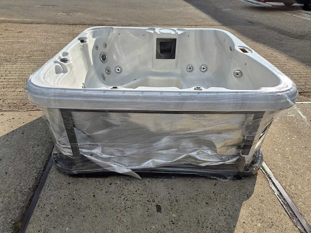 5 persoons jacuzzi en buitenspa - afbeelding 22 van  29