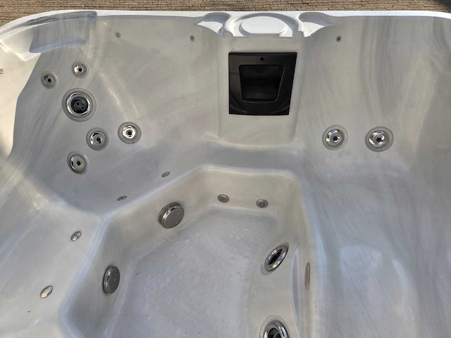 5 persoons jacuzzi en buitenspa - afbeelding 23 van  29