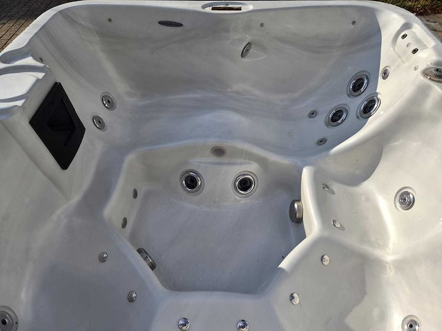 5 persoons jacuzzi en buitenspa - afbeelding 29 van  29
