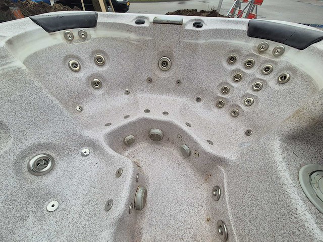 5 persoons jacuzzi en buitenspa - afbeelding 1 van  11