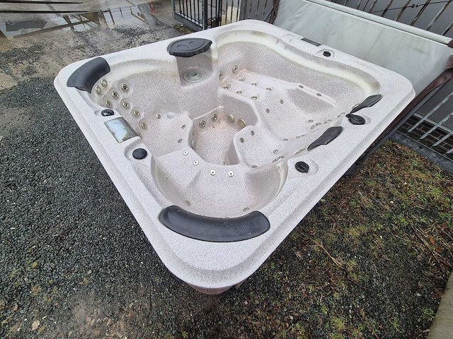 5 persoons jacuzzi en buitenspa - afbeelding 6 van  11