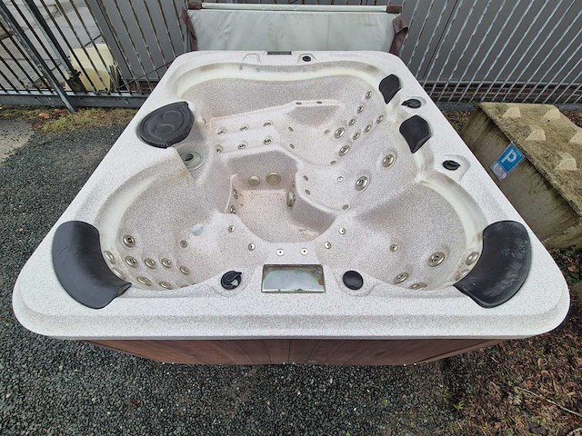 5 persoons jacuzzi en buitenspa - afbeelding 7 van  11