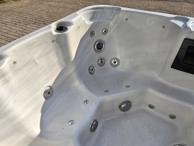 5 persoons jacuzzi en buitenspa - afbeelding 10 van  29