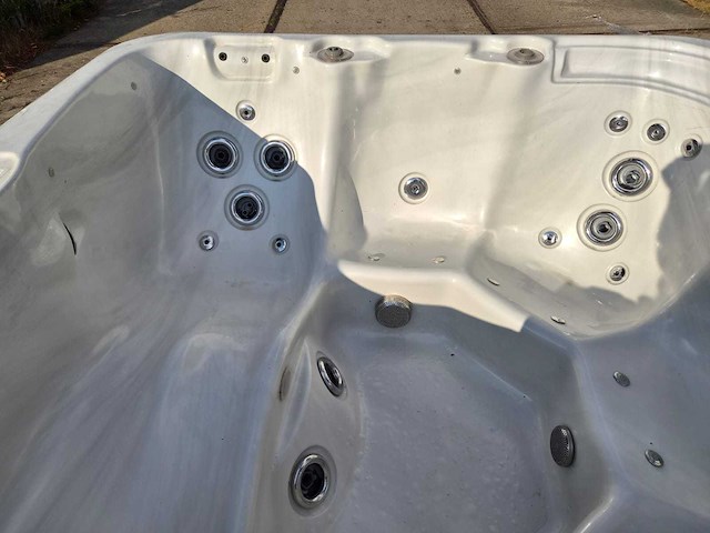 5 persoons jacuzzi en buitenspa - afbeelding 26 van  29