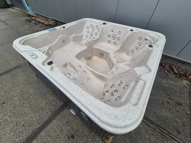 5 persoons jacuzzi en buitenspa - afbeelding 12 van  17