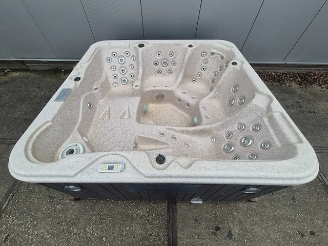 5 persoons jacuzzi en buitenspa - afbeelding 13 van  17