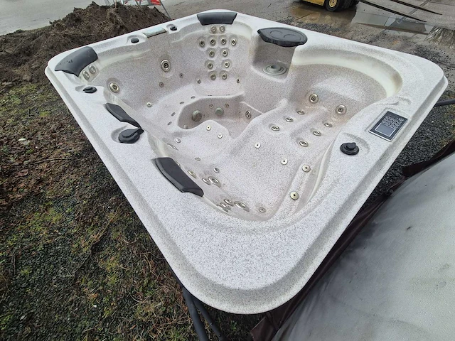 5 persoons jacuzzi en buitenspa - afbeelding 12 van  23
