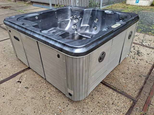 5 persoons jacuzzi en buitenspa - afbeelding 24 van  31