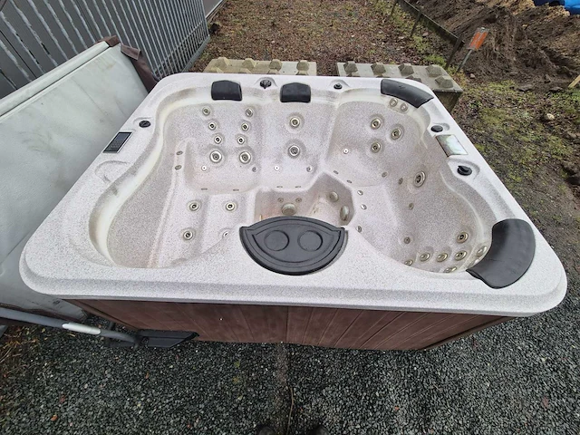5 persoons jacuzzi en buitenspa - afbeelding 17 van  23
