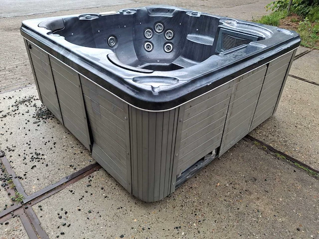 5 persoons jacuzzi en buitenspa - afbeelding 17 van  28