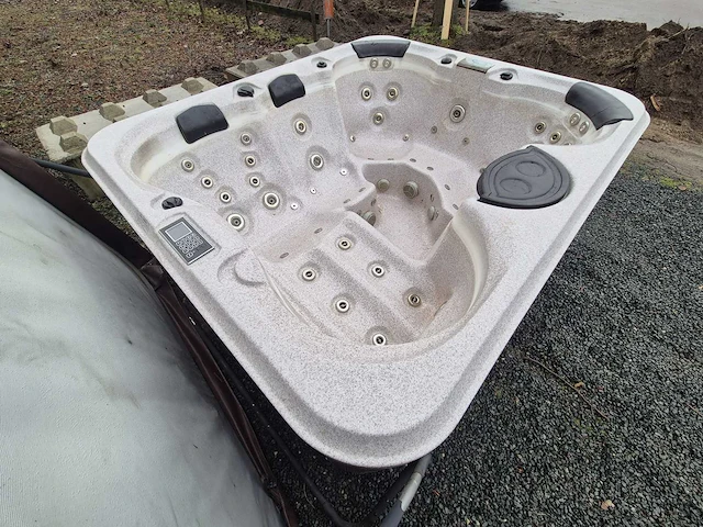 5 persoons jacuzzi en buitenspa - afbeelding 11 van  20