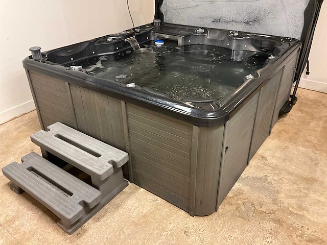 5 persoons jacuzzi - afbeelding 1 van  1