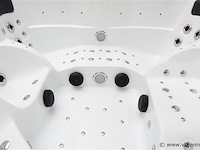 5 persoons outdoor spa 208x208 cm - incl. 2 ligbedden - wit bad / naturel houten kleur zijkant - afbeelding 8 van  16