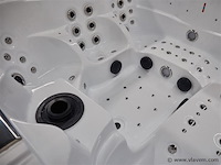 5 persoons outdoor spa 208x208 cm - incl. 2 ligbedden - wit bad / naturel houten kleur zijkant - afbeelding 10 van  16