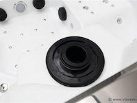 5 persoons outdoor spa 208x208 cm - incl. 2 ligbedden - wit bad / naturel houten kleur zijkant - afbeelding 15 van  16