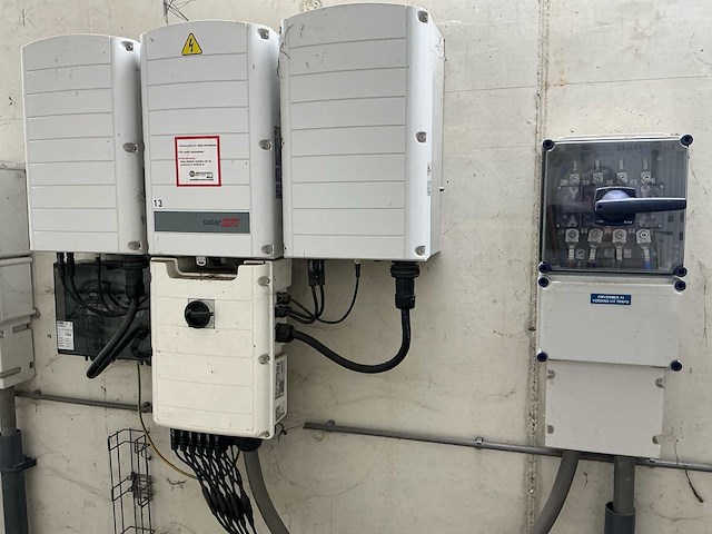 5× solaredge se82.8k synergy omvormerunits incl. phoenix contact dc stringbox en eaton 160a lastscheider - afbeelding 1 van  15