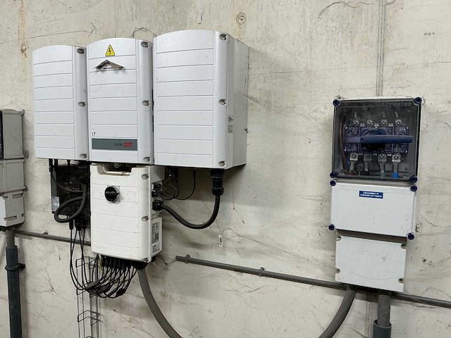 5× solaredge se82.8k synergy omvormerunits incl. phoenix contact dc stringbox en eaton 160a lastscheider - afbeelding 11 van  15