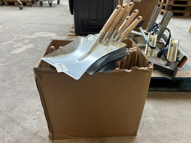 50x stofblik metaal verzinkt met houten handvat - afbeelding 1 van  4