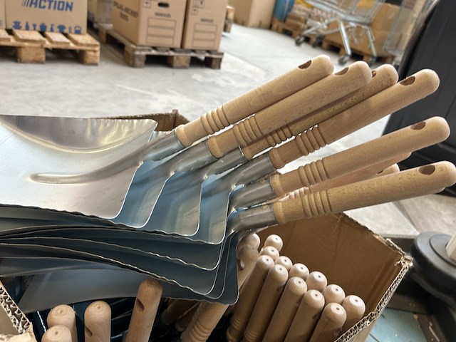 50x stofblik metaal verzinkt met houten handvat - afbeelding 3 van  4