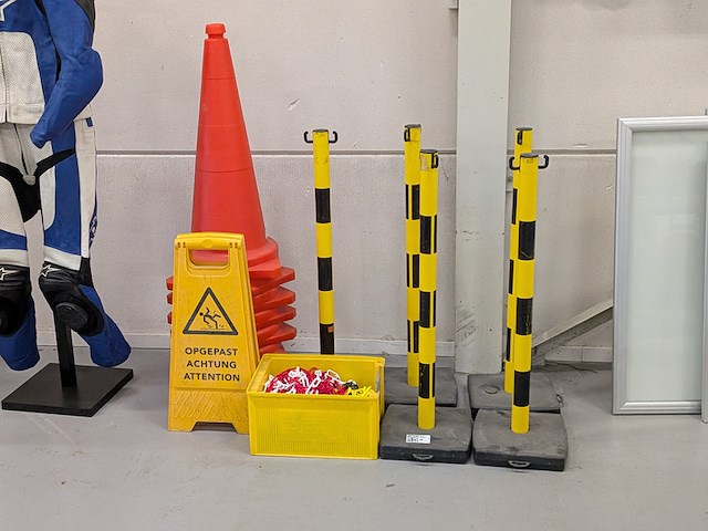 5x afzetpaal met ketting en 8x pion - afbeelding 1 van  5