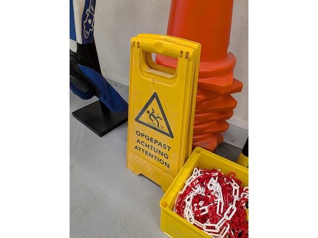 5x afzetpaal met ketting en 8x pion - afbeelding 4 van  5