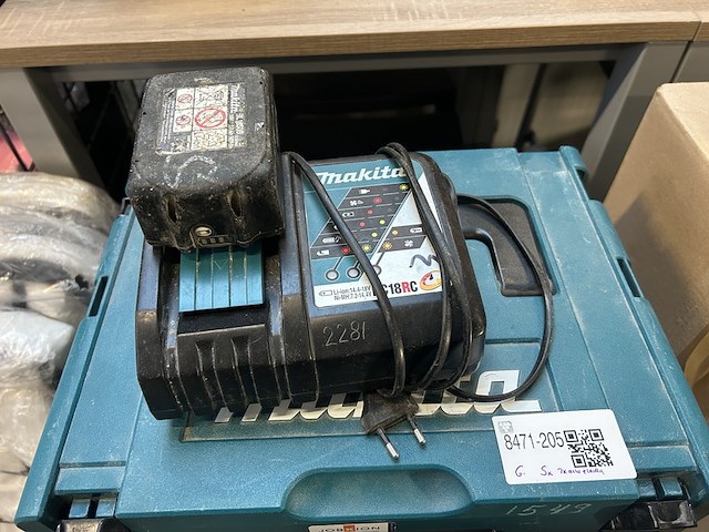 5x bouwgereedschap in koffer, 1x accu, 1x lader makita - afbeelding 2 van  4