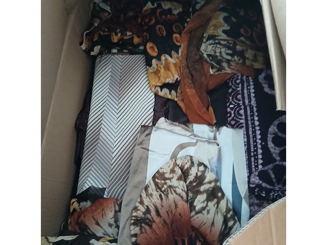 5x dozen vol met diverse soort/kleuren stof - afbeelding 9 van  13