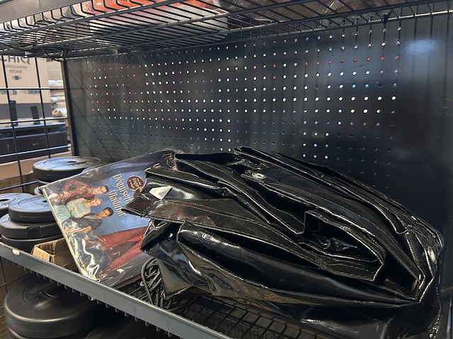 5x inhoud stellingvak w.o. gewichten en speelgoed - afbeelding 9 van  10