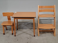 5x kinder stoel en 2x tafel, o.a. stokke