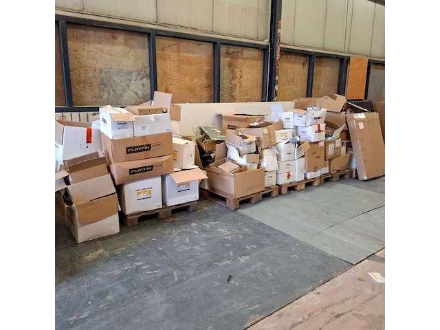 5x pallet met divers zonnepaneel montagemateriaal - afbeelding 1 van  44