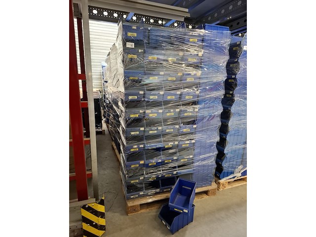 5x pallet met magazijnbakken - afbeelding 1 van  3
