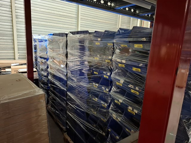 5x pallet met magazijnbakken - afbeelding 3 van  3