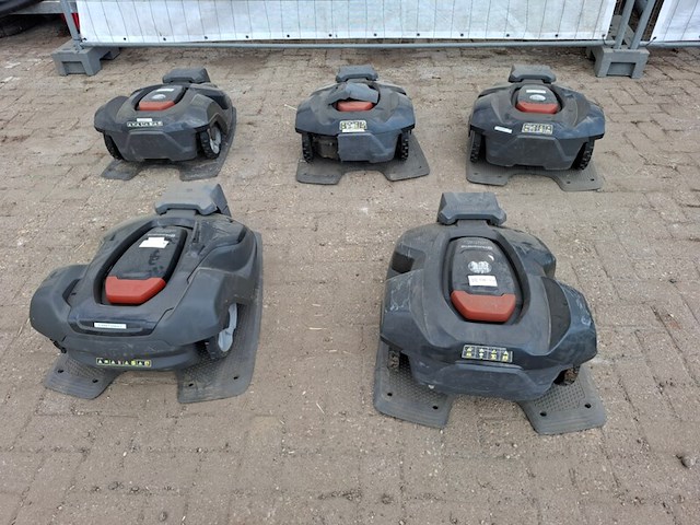 5x robotmaaier husqvarna, bouwjaar 2015/18 - afbeelding 1 van  17