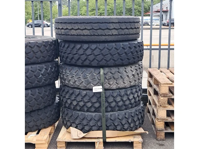 5x vrachtwagenband, michelin, o.a xzl - afbeelding 1 van  6