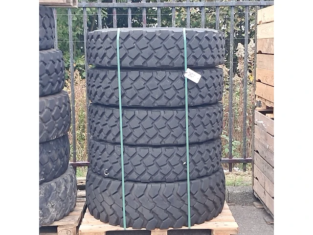 5x vrachtwagenband, o.a michelin, o.a xzl - afbeelding 1 van  7