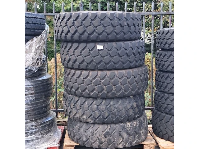 5x vrachtwagenband, o.a michelin, o.a xzl - afbeelding 1 van  6
