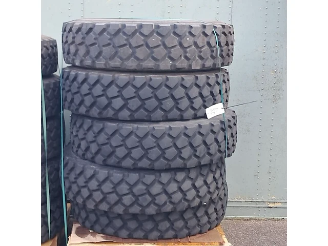 5x vrachtwagenband, o.a michelin, o.a xzl - afbeelding 1 van  6