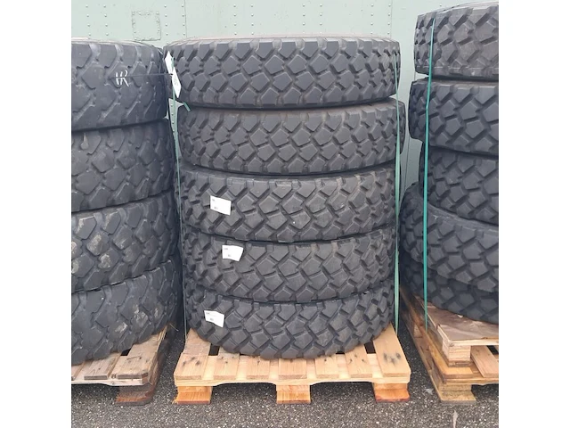 5x vrachtwagenband, o.a michelin, o.a xzl - afbeelding 1 van  6